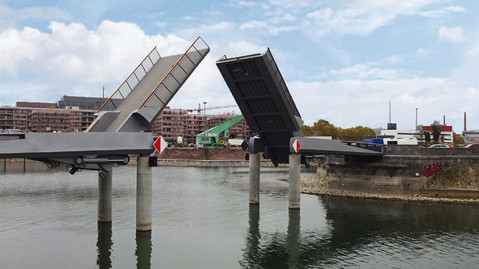 Geöffnete Klappbrücke Zollhafen Mainz